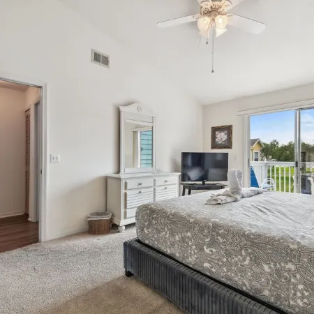 Escape to our charming 3B/2B condo near Disney! with backyard lake view