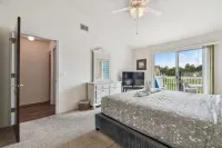 Escape to our charming 3B/2B condo near Disney! with backyard lake view