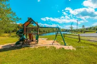 Practically Lakefront Family&Pet Friendly Poconos Perfection w/Hottub
