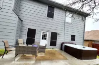 Hot Tub! 4BR 3BA Modern, newly remodeled, 16 ppl