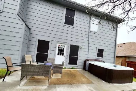 Hot Tub! 4BR 3BA Modern, newly remodeled, 16 ppl