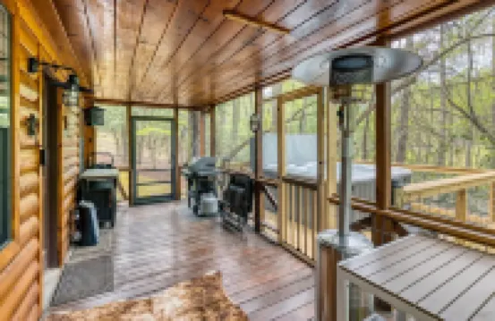 New Romantic Creekside Getaway with King Size Bed, Hot Tub & Pet Friendly
