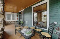 Historic Downtown Home, Sleeps 12, 5 Kings, Hot Tub, Private Courtyard