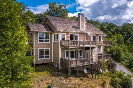 Beautiful Lake Glenville Mountain Getaway