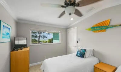 Sunset View 3/2 Pet Friendly, 2 Living Rooms, Pool, Steps from Beach, Beach View