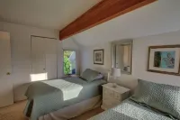 Suttons Bay Village View Apartment