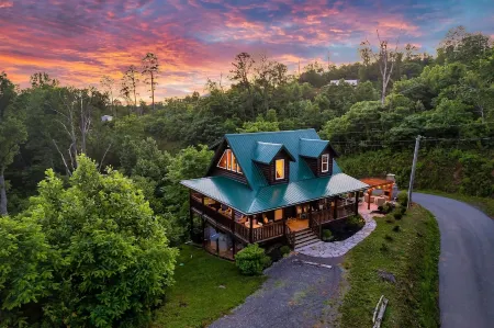 Private Hot Tub, Outdoor Fireplace, High Speed Wifi, 9.7 Miles to Dollywood