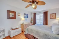 Tybee Lighthouse Cottage (A): Walk to the Beach! Hotels near Tybee Post Theater