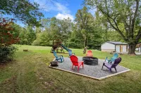 Clear Creek Retreat - Pet Friendly, King Bed, Hot Tub, Game Room, Fire Pit 클리어 크릭 호텔