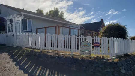 Perfectly Located l Trinidad Harbor Views l  Trinidad CaRedwood National Forest