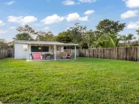 Super Modern ~3 miles to Beach~ Large Yard/Patio & BBQ โรงแรมในฮาลเลนเดล บีช