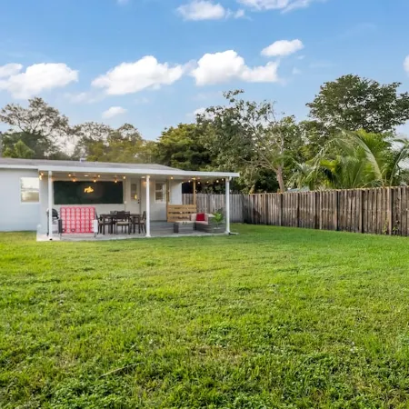 Super Modern ~3 miles to Beach~ Large Yard/Patio & BBQ Отели в г. Халландейл Бич