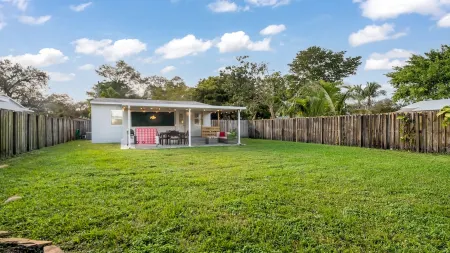 Super Modern ~3 miles to Beach~ Large Yard/Patio & BBQ