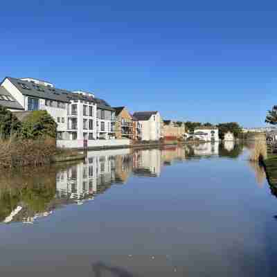 2 Bedroom Canalside Apartment in Bude, Walking Distance to Sandy Beach and Town Others