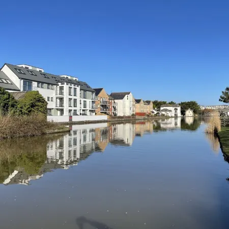 2 Bedroom Canalside Apartment in Bude, Walking Distance to Sandy Beach and Town