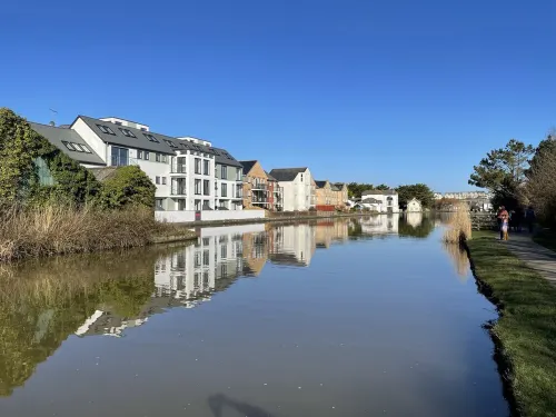 2 Bedroom Canalside Apartment in Bude, Walking Distance to Sandy Beach and Town Hotels in Bude-Stratton