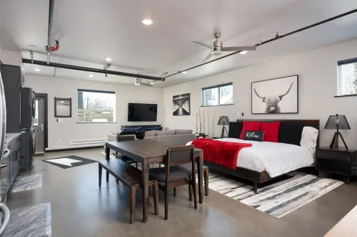 Industrial Retreat Where Recreation Abounds! Dogs OK, Pool Table, BBQ & More!