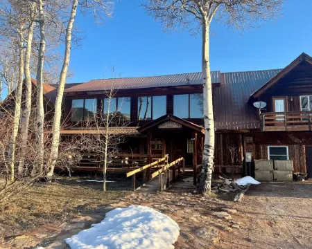 Largest Cabin Available for Rent in Cucahra! 26+ 韋爾法諾縣酒店