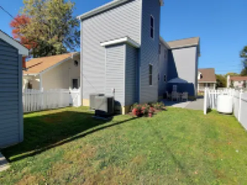 Large Luxury 4 bed/3 bath Beach House-2 Blocks to beach, 1 Block to Bay Hotels in Colonial Beach