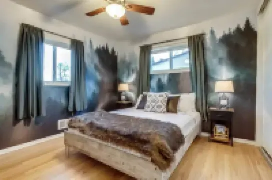 Cozy Colorado Retreat- Arvada w/ murals, game room, large backyard & hot tub!