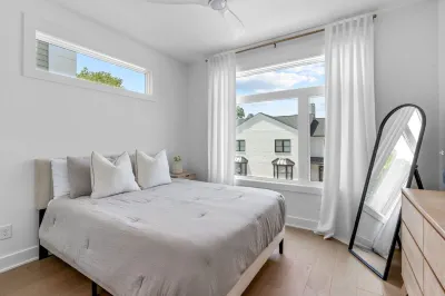 Modern 4-bedroom house Downtown Raleigh Skyline Views