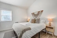 Urban Float - Private Heated Pool & HotTub & Firepit