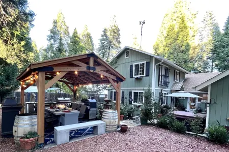 RELAX❤️ MOUNTAIN RETREAT, FULLY XMAS DECORATED, 45 min to South LAKE TAHOE