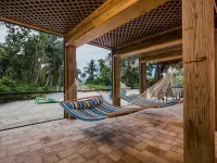 Private Beach Access Steps Away,  Pool, Outdoor Bar, 2 Golf Carts, 360 Views. 캡티바 호텔