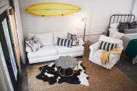 Heart of the SSI studio cottage, fresh design, WALK to shops/dinner/lighthouse