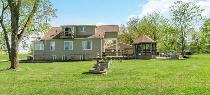 Spacious and family friendly getaway. 8 mins from Chicago Premium Outlet Mall. Hotels in Kane County