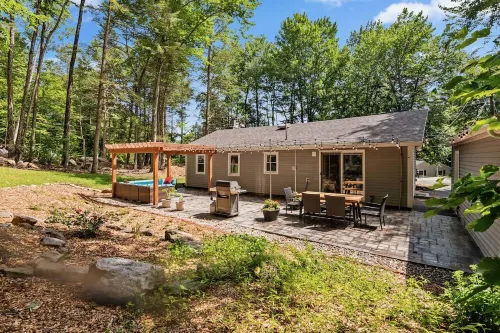 🌈 Bright and Charming Single-Family Home at Baxter Lake - 🐶 Dog Friendly 🧣 Hotels in Strafford County