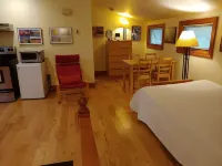 Spacious and comfortable, king bed and double futon sofa, kitchen, near 7 Oaks Hotels in Madison County