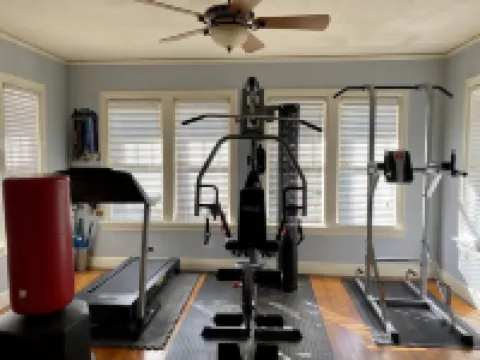 Historic Second Floor 3 Bedroom Apartment Kemp Estate