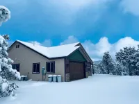 New luxury cabin bordering Zion! 3 king beds/baths. Short drive to Bryce Canyon