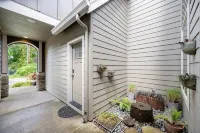 Luxurious Retreat in SW Portland with 7-Person Hot Tub – Sleeps 14 Comfortably! 웨스트 해븐-실번 호텔