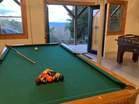 Mountain Views / Golf / Hot Tub / Cozy Cabin!