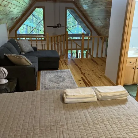 Almost Perfect Cabin with an Access to Lake Hartwell