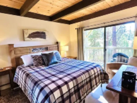 Attractive all-season townhome! Less than 10 min to Northstar, 3 min to beach! Hotels in Kings Beach