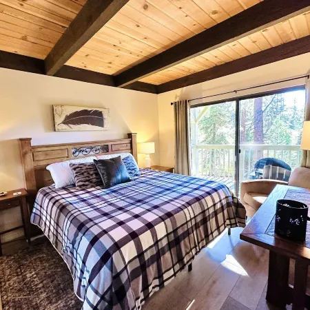 Attractive all-season townhome! Less than 10 min to Northstar, 3 min to beach! Отели рядом с достопримечательностью «Государственная зона отдыха Кингс Бич»