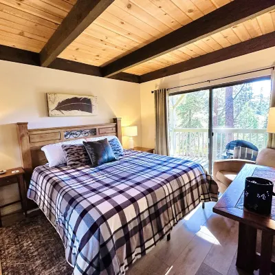 Attractive all-season townhome! Less than 10 min to Northstar, 3 min to beach!