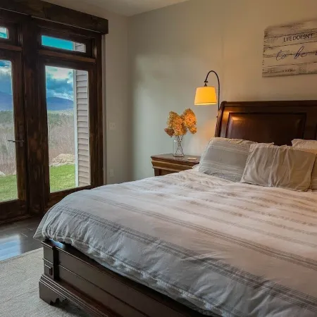 R&R White Mountain Retreat, Hillside with Extraordinary Views!