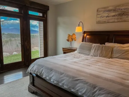 R&R White Mountain Retreat, Hillside with Extraordinary Views! Отели в г. Фрайерберг
