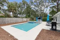 Pool & Hot Tub! Pool Bar! Bikes! 4 Min to Beach! Arcade Games! Golf Cart!! - Private Pools