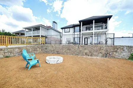 Spacious 4-bedroom house in peaceful Irving with WiFi, AC, Keyak fun Отели рядом с достопримечательностью «AMA Gardens»