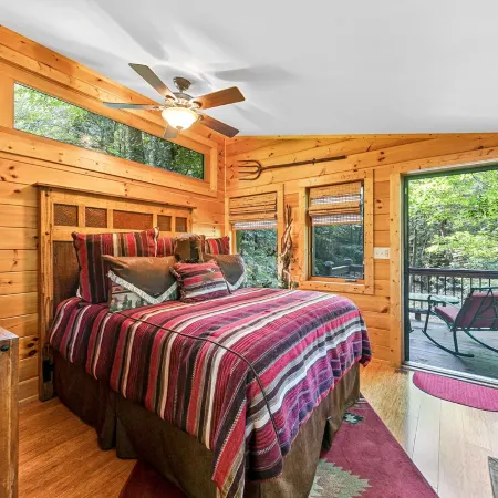 PRIVATE MOUNTAIN COUPLES GETAWAY. 16 MI TO ASHEVILLE. CREEK, HOT TUB, FIREPLACE