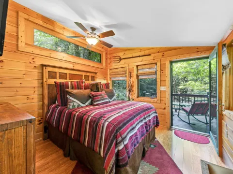 PRIVATE MOUNTAIN COUPLES GETAWAY. 16 MI TO ASHEVILLE. CREEK, HOT TUB, FIREPLACE