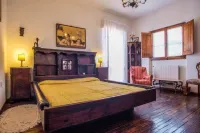 Villa with 2 spacious apartments for 2 x 7 people and swimming pool near Pisa and the sea