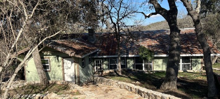 Completely renovated 1930s Cottage on the Guadalupe River. Ideal location! Hotels in Comal County