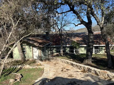 Completely renovated 1930s Cottage on the Guadalupe River. Ideal location! Отели рядом с достопримечательностью «Guadalupe River»