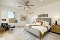 Private pool w/ slide, hot tub, and firepit! Near National Parks!